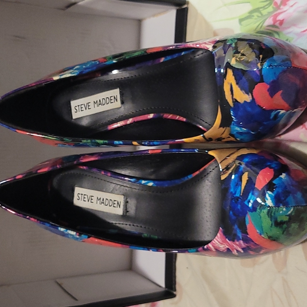 Shoe's - Picture 2 of 2